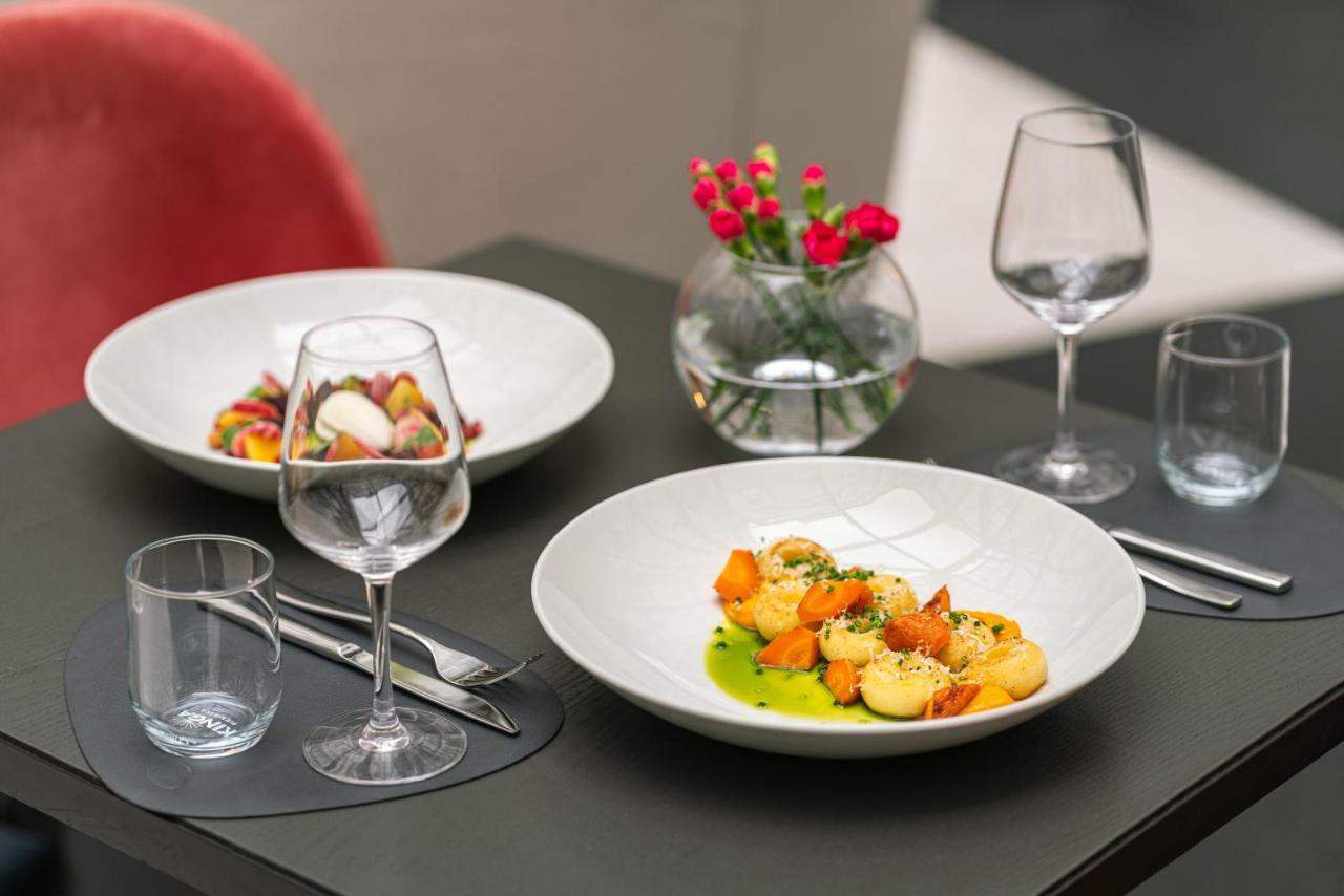 H15 Boutique Hotel, Warsaw, A Member Of Design Hotels ภายนอก รูปภาพ Dishes at the restaurant