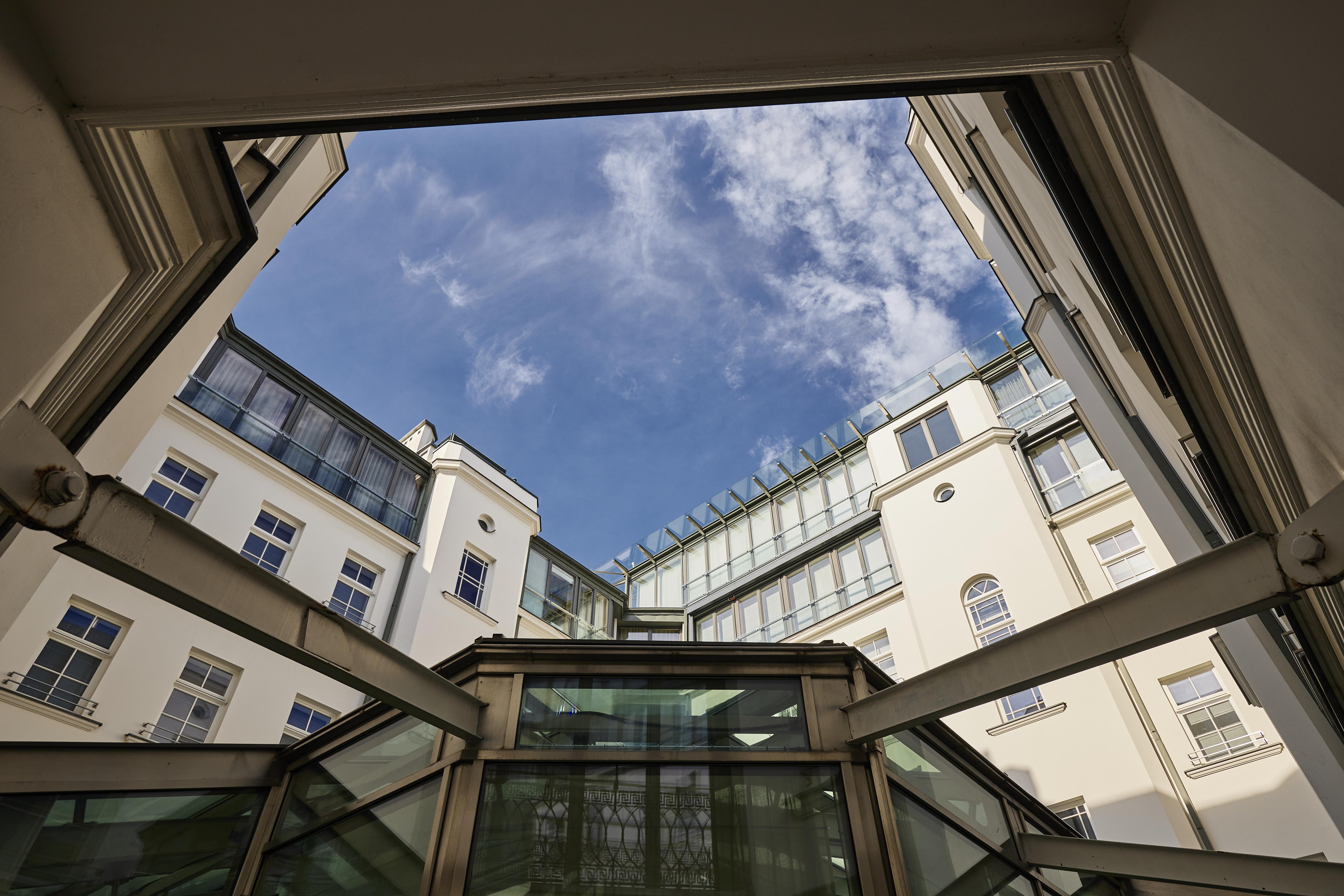 H15 Boutique Hotel, Warsaw, A Member Of Design Hotels ภายนอก รูปภาพ The courtyard of the Royal Society of Medicine