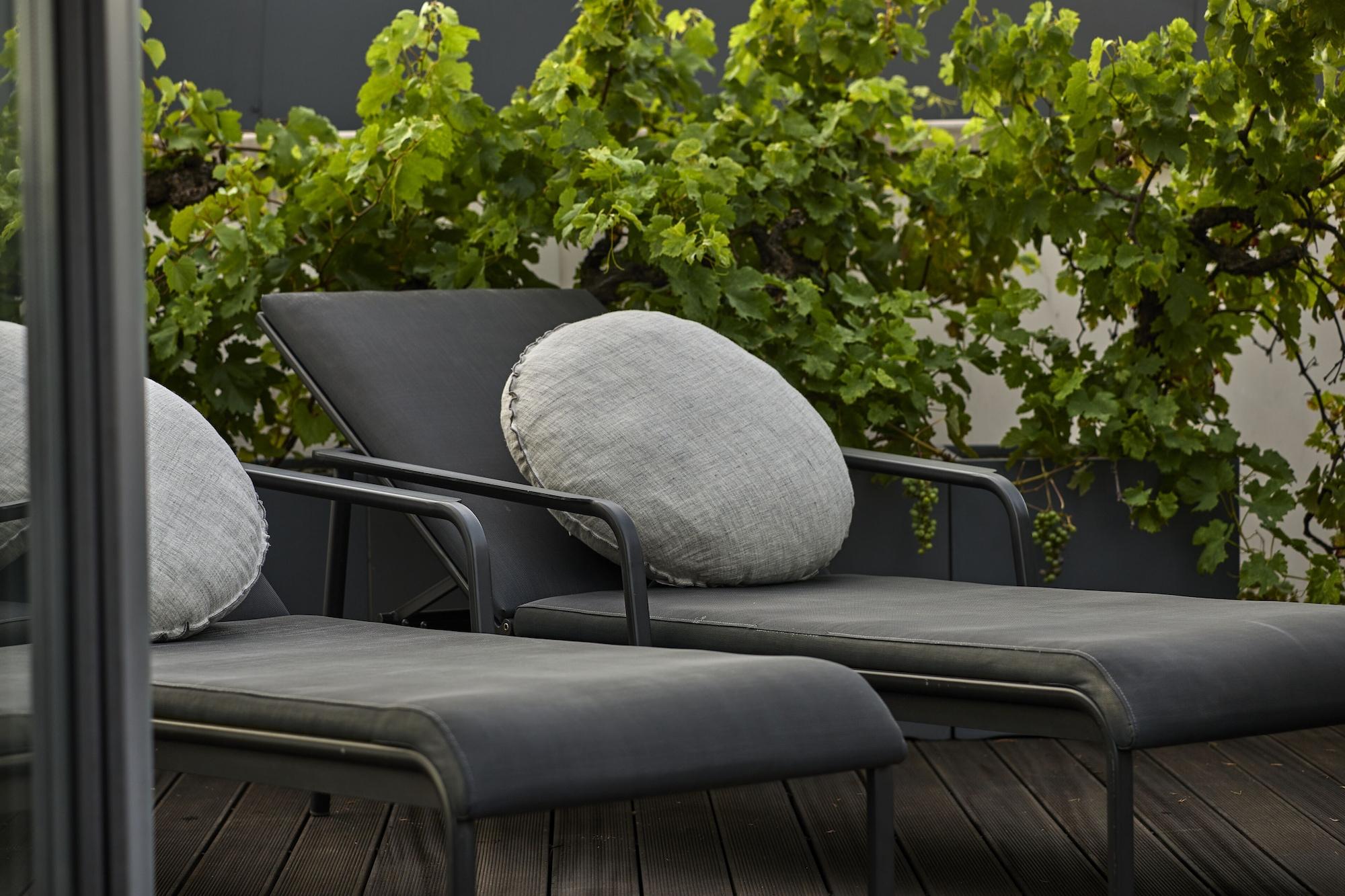 H15 Boutique Hotel, Warsaw, A Member Of Design Hotels ภายนอก รูปภาพ Vines on a balcony