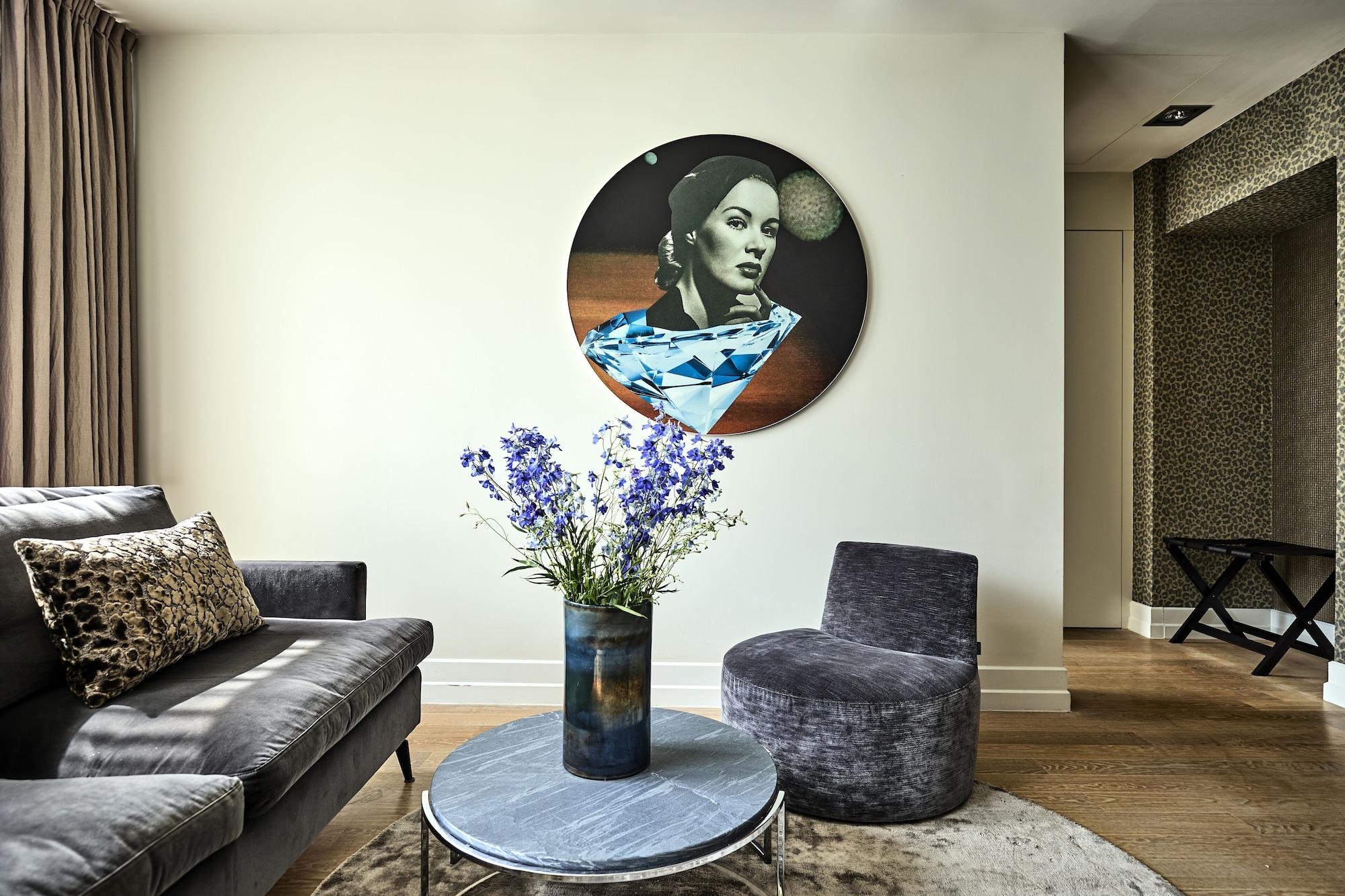 H15 Boutique Hotel, Warsaw, A Member Of Design Hotels ภายนอก รูปภาพ The painting "The Blue Lady" by artist Mark Foxley