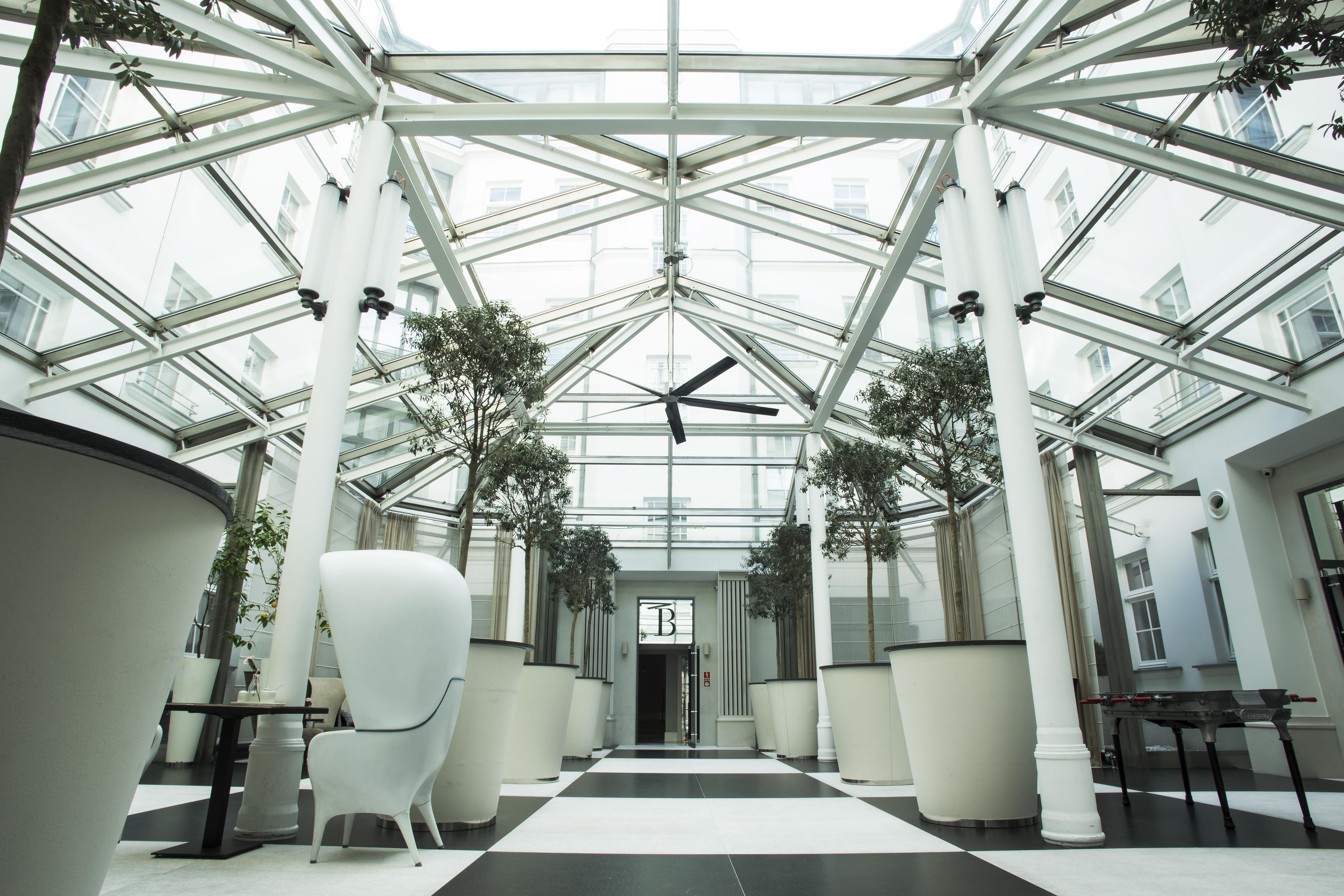H15 Boutique Hotel, Warsaw, A Member Of Design Hotels ภายนอก รูปภาพ The atrium