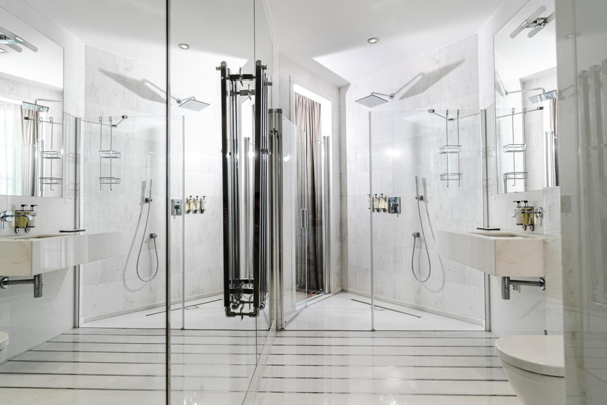 H15 Boutique Hotel, Warsaw, A Member Of Design Hotels ภายนอก รูปภาพ A shower enclosure