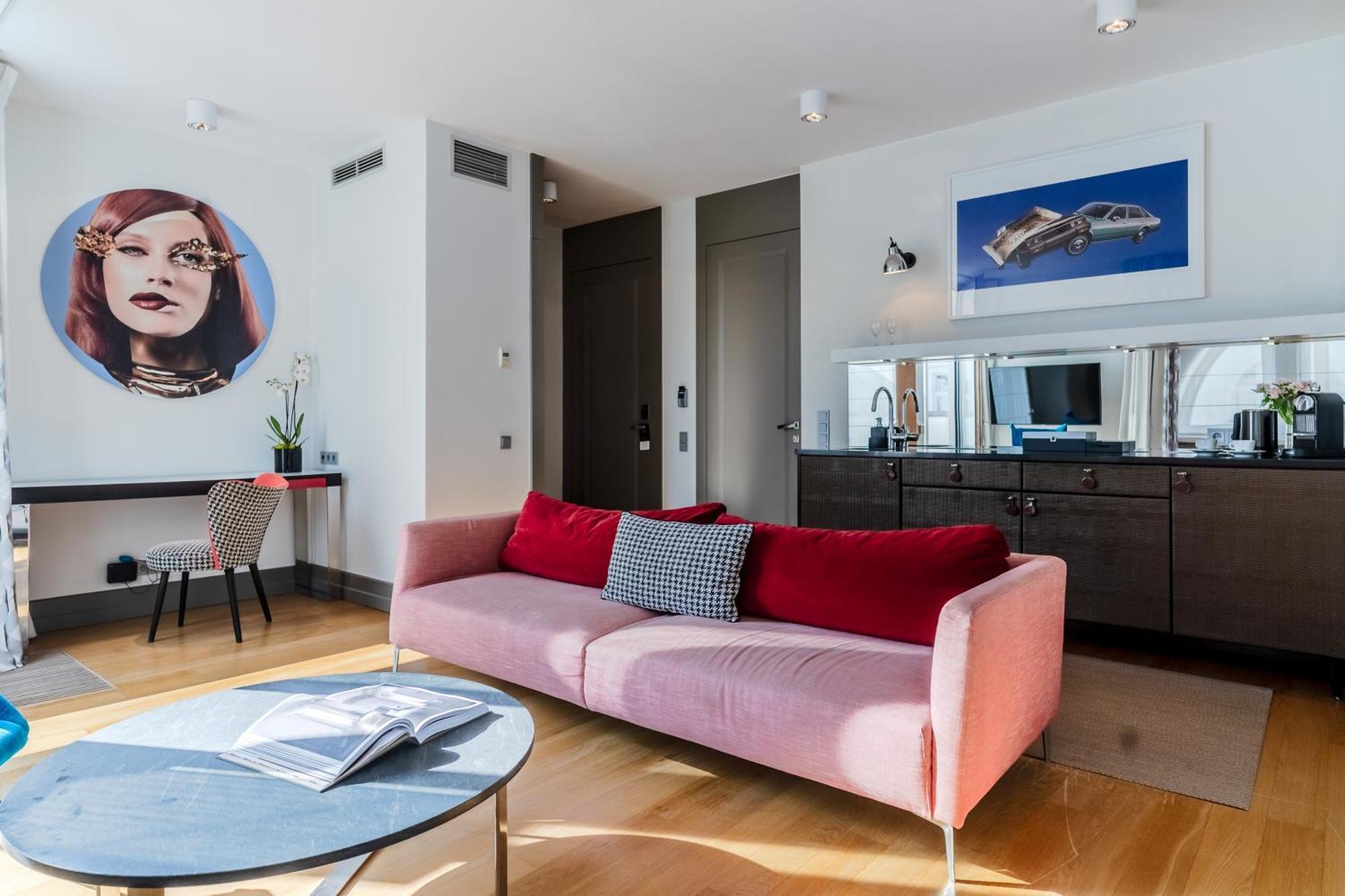 H15 Boutique Hotel, Warsaw, A Member Of Design Hotels ภายนอก รูปภาพ A suite at the hotel