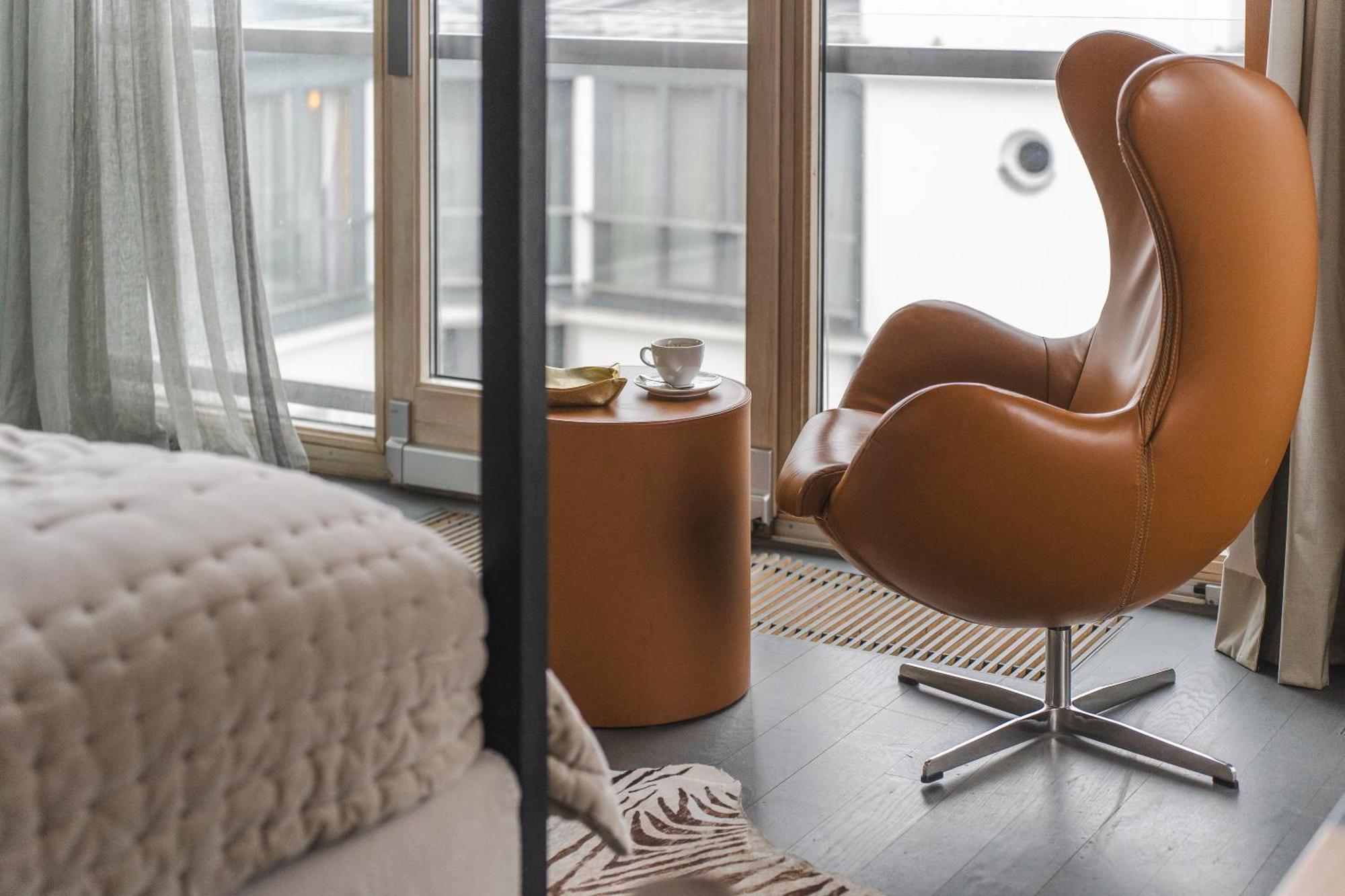 H15 Boutique Hotel, Warsaw, A Member Of Design Hotels ห้อง รูปภาพ Egg chair
